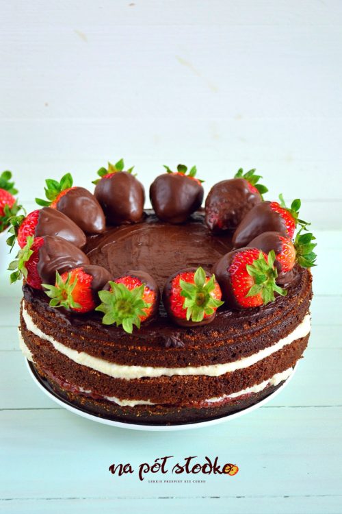 Wegańsk tort czekoladowy z truskawkami bez cukru log